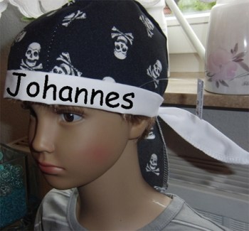 Piraten Tuch Totenköpfe schwarz mit Name